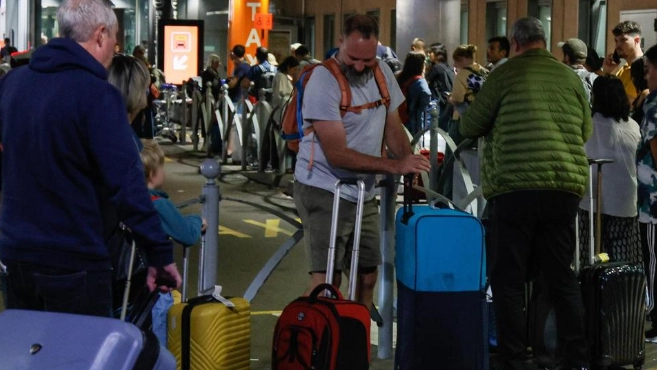 Passeggeri in attesa in aeroporto. Sono state ore difficili per i passeggeri di un volo Pisa-Londra Passeggeri in attesa in aeroporto. Sono state ore difficili per i passeggeri di un volo Pisa-Londra