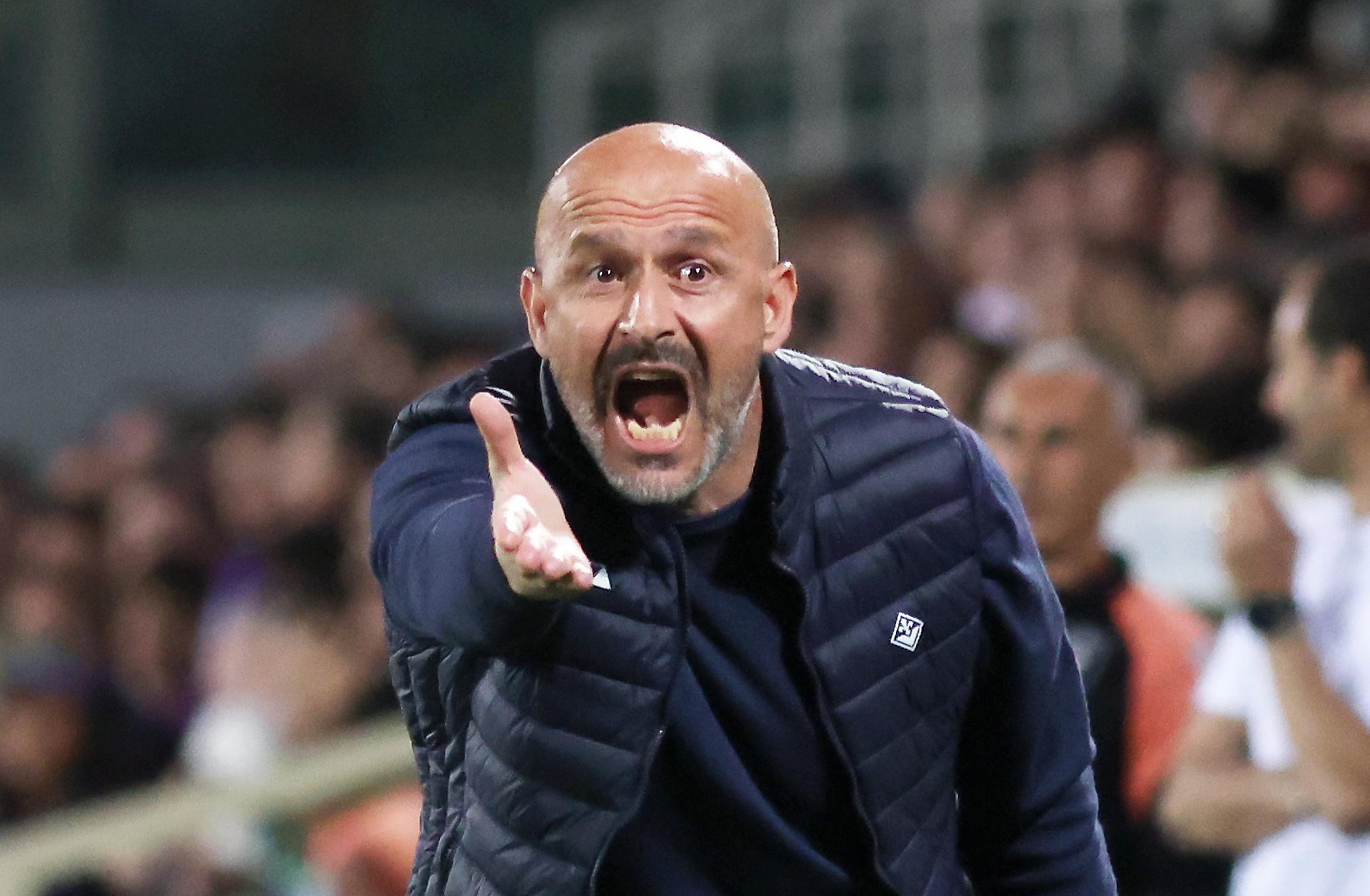 Fiorentina, esame di Italiano: a Firenze col Bologna. I tifosi: “Si merita i fischi”. “Bella la dedica a Barone” Fiorentina, esame di Italiano: a Firenze col Bologna. I tifosi: “Si merita i fischi”. “Bella la dedica a Barone”