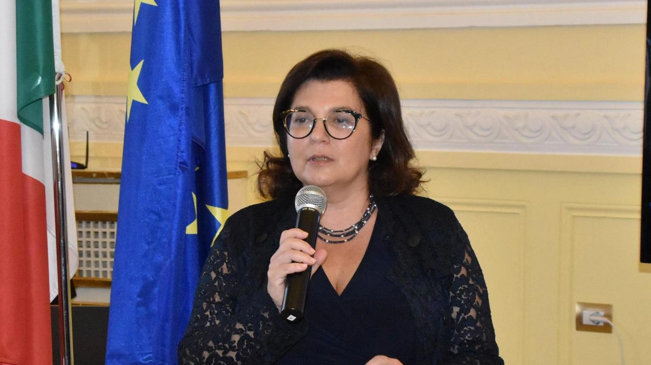 Il prefetto Paola Berardino domani consegnerà undici onorificenze a cittadini che si sono distinti per meriti lavorativi, impegno sociale o di servizio Il prefetto Paola Berardino domani consegnerà undici onorificenze a cittadini che si sono distinti per meriti lavorativi, impegno sociale o di servizio