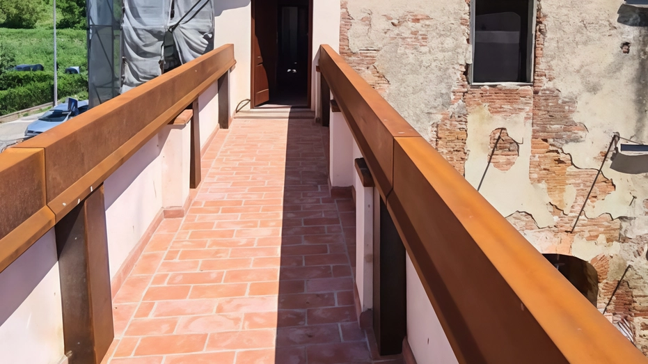Si avviano a conclusione i lavori di restauro della Cascina Pinucci, uno dei torrioni delle antiche mura di Lastra a... Si avviano a conclusione i lavori di restauro della Cascina Pinucci, uno dei torrioni delle antiche mura di Lastra a...