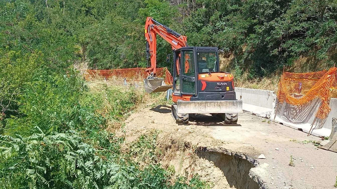 Un cantiere per la sistemazione di una. frana (. foto di repertorio Un cantiere per la sistemazione di una. frana (. foto di repertorio
