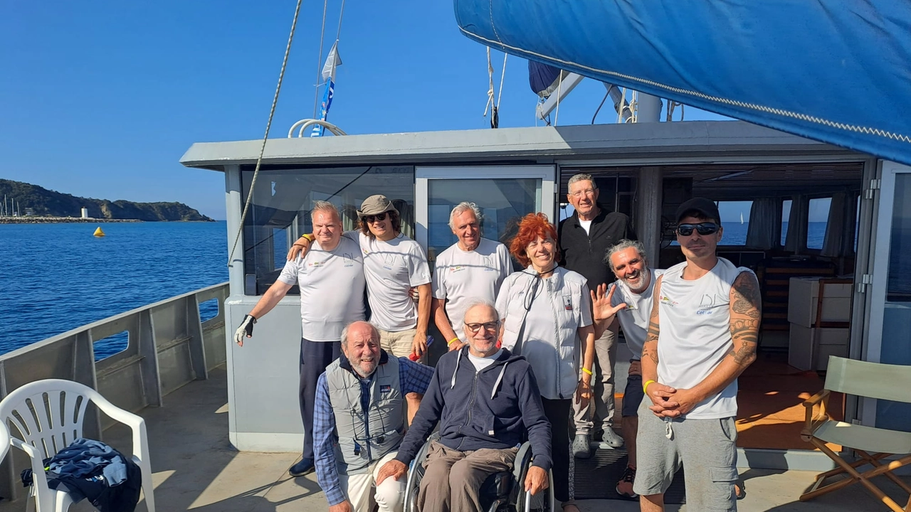 L'equipaggio a bordo del catamarano Elianto L'equipaggio a bordo del catamarano Elianto