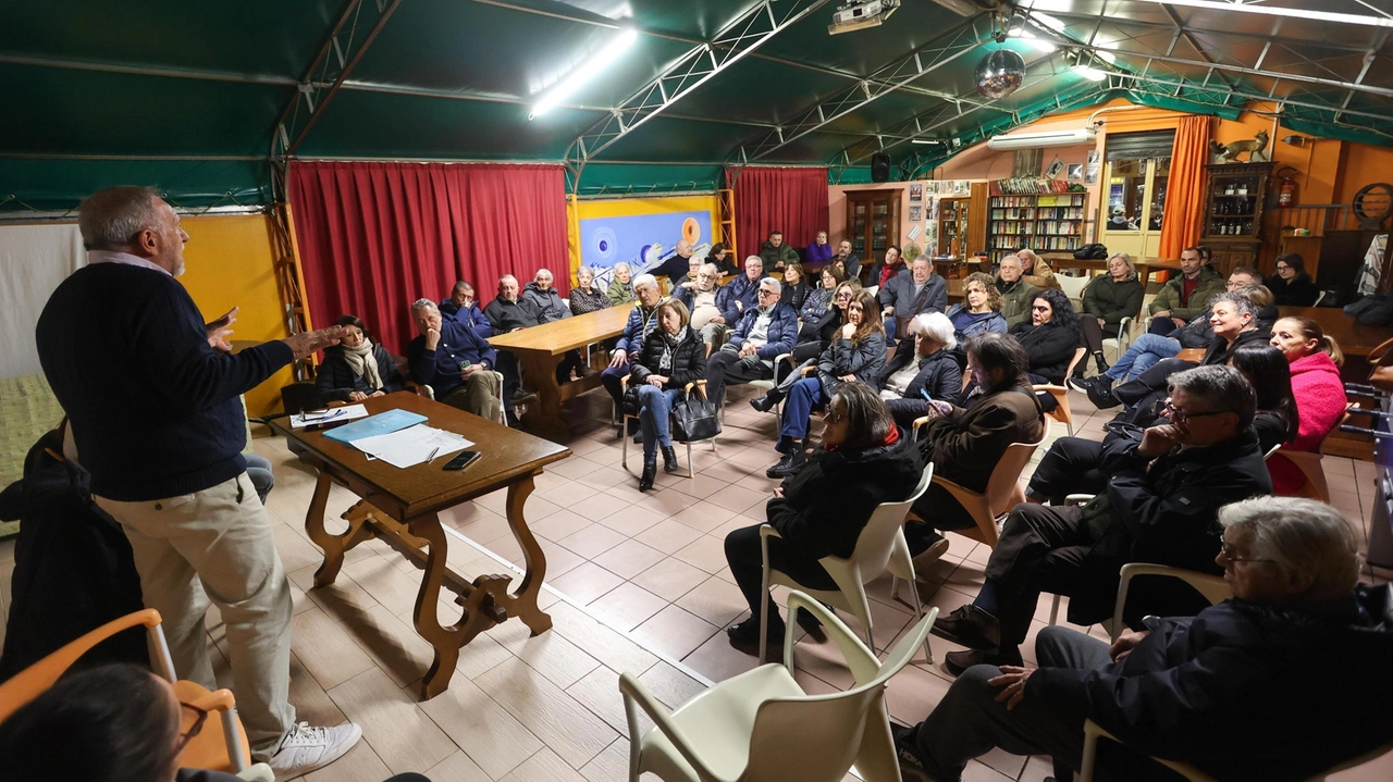 Un presidio di protesta davanti al centro commerciale Esselunga per chiedere sicurezza nell’area; i cittadini del Comitato Quartiere 4 lo... Un presidio di protesta davanti al centro commerciale Esselunga per chiedere sicurezza nell’area; i cittadini del Comitato Quartiere 4 lo...