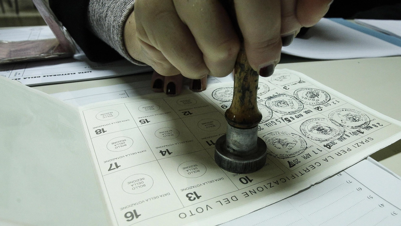 Una tessera elettorale (foto di repertorio) Una tessera elettorale (foto di repertorio)