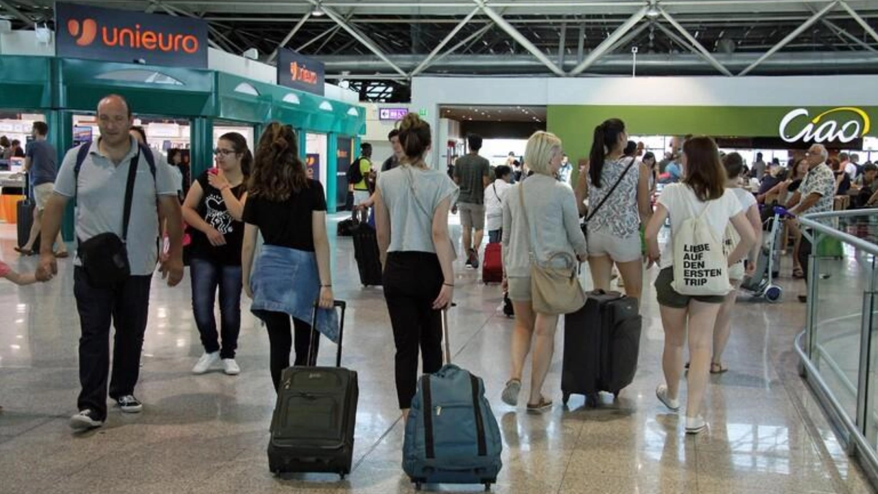 Turisti in partenza (Foto Ansa)