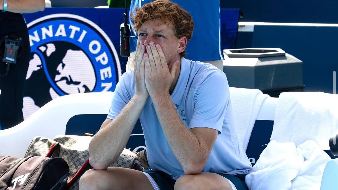 Sinner parla dopo il ritiro: “Due giorni di riposo, poi al lavoro”. Come può restare numero 1 allo Us Open: punti e combinazioni