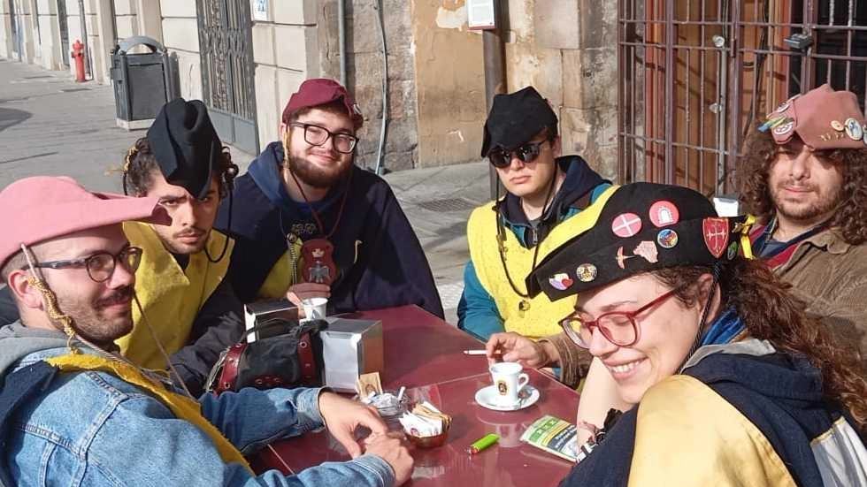 A Pisa i goliardi liceali portano avanti la tradizione della Liberatio Scholarum, non sempre ben accolta dalle scuole. Successo per la festa delle matricole. A Pisa i goliardi liceali portano avanti la tradizione della Liberatio Scholarum, non sempre ben accolta dalle scuole. Successo per la festa delle matricole.