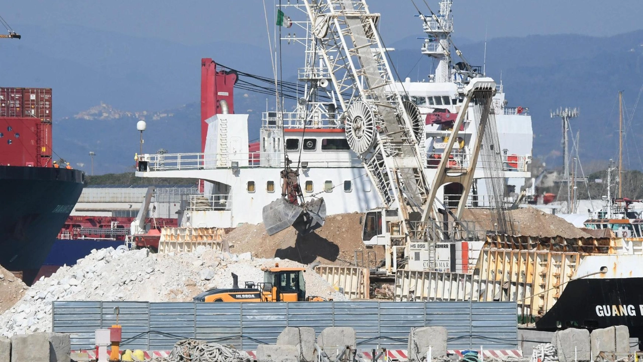 Lo chiede il presidente Chericoni "per salvare lo scalo e la nostra economia. Nessun vantaggio attuale" Lo chiede il presidente Chericoni "per salvare lo scalo e la nostra economia. Nessun vantaggio attuale"
