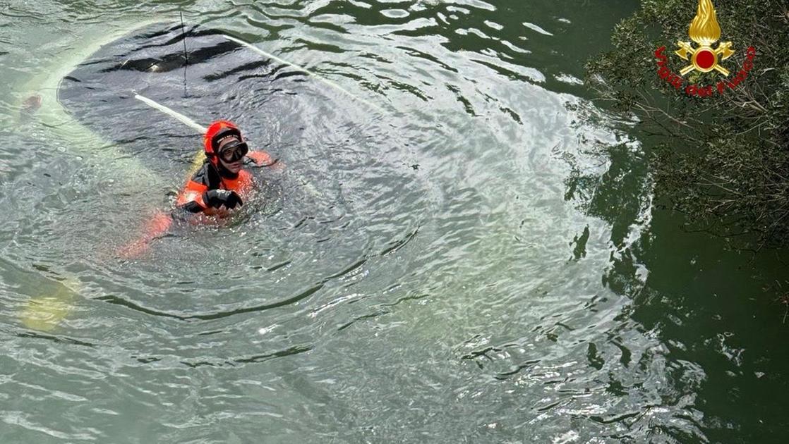auto ripescata nel canale  nessun occupante ma è mistero sul perché fosse lì