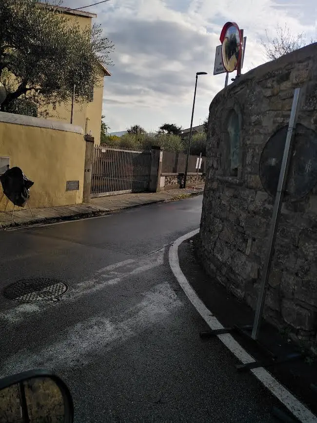 Via Fortini, i lavori per il rifacimento del muro privato inizieranno il 25 agosto