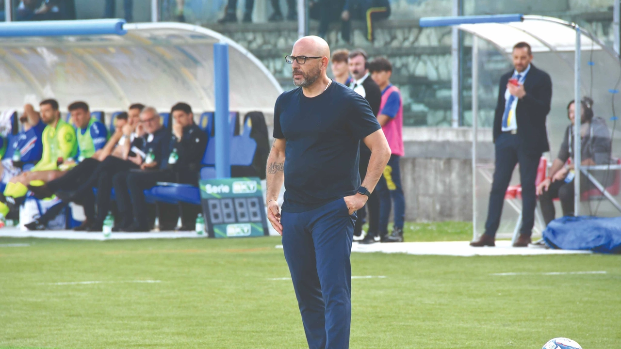 Antonio Calabro, 48 anni, allena la Carrarese da gennaio 2024