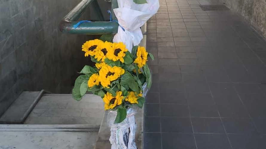 Qualcuno ha posizionato un mazzo di fiori all’ingresso del sottopasso pedonale alla stazione in omaggio a Pier Paolo Tartarelli. Qui... Qualcuno ha posizionato un mazzo di fiori all’ingresso del sottopasso pedonale alla stazione in omaggio a Pier Paolo Tartarelli. Qui...