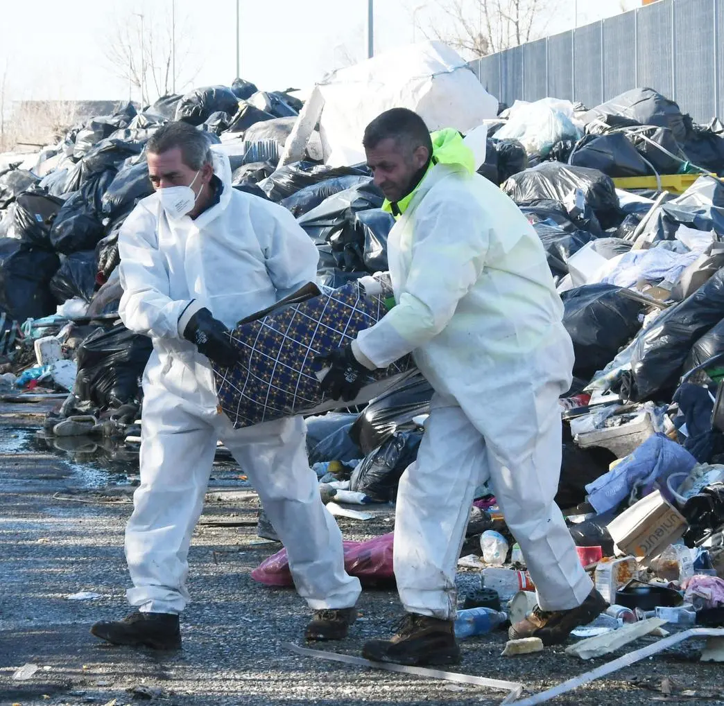 Discarica abusiva a Pistoia, traffico e gestione illecita di rifiuti: quattro arresti