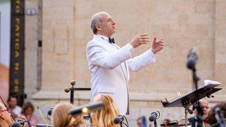 Iván Fischer dirige la Budapest Festival Orchestra nella Quinta Sinfonia Gustav Mahler, oggi alle 19.30 in Piazza Duomo Iván Fischer dirige la Budapest Festival Orchestra nella Quinta Sinfonia Gustav Mahler, oggi alle 19.30 in Piazza Duomo
