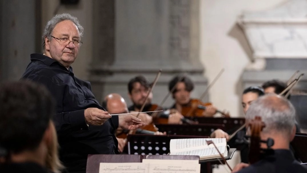 Il Maestro Giuseppe Lanzetta, direttore dell’Orchestra da Camera Fiorentina Il Maestro Giuseppe Lanzetta, direttore dell’Orchestra da Camera Fiorentina