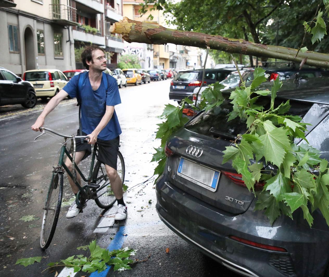 Prima i blackout, poi il nubifragio. Il vento sradica gli alberi in città. La temperatura crolla di 15 gradi