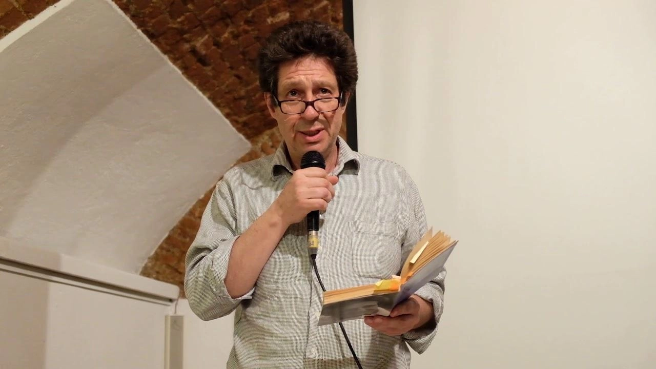 L’autore di ’Paradiso’ è docente di Poetica e stilistica dell’ateneo senese . L’autore di ’Paradiso’ è docente di Poetica e stilistica dell’ateneo senese .
