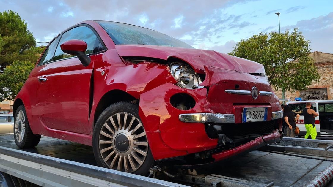 Ubriaco alla guida . Perde il controllo dell’auto e sfonda un muro in pietra Ubriaco alla guida . Perde il controllo dell’auto e sfonda un muro in pietra