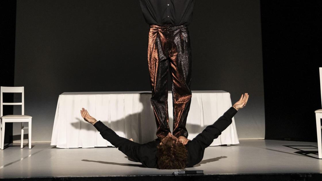 l ironia nera di strangers in the night al morlacchi perugia punta sulla danza delle nuove generazioni