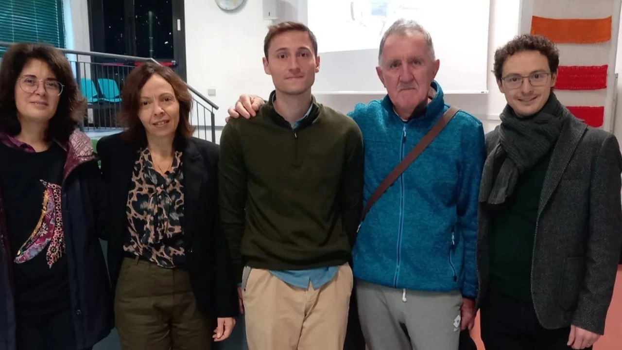L'ex studente di Gubbio, dottorando in ingegneria robotica negli USA, condivide la sua esperienza con i liceali locali, ispirando orgoglio nella scuola. L'ex studente di Gubbio, dottorando in ingegneria robotica negli USA, condivide la sua esperienza con i liceali locali, ispirando orgoglio nella scuola.