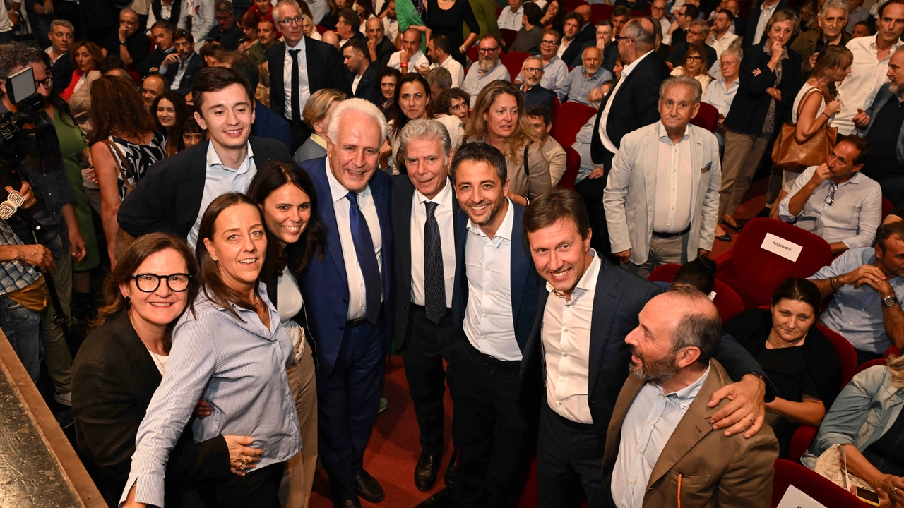Elezioni regionali, l'apertura della campagna elettorale di Giani al teatro Puccini. Tanti i volti di dem, 5 Stelle e Avs accorsi a sostenerlo: si riconoscono tra gli altri la sindaca Funaro, Marco Furfaro, Dario Nardella, Simona Bonafé, Bernard Dika (New Press Photo)
