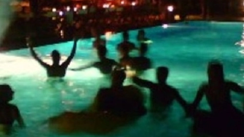 Le piscine di alcune ville a Stiava utilizzate per rinfrescrasi. Senza autorizzazione Le piscine di alcune ville a Stiava utilizzate per rinfrescrasi. Senza autorizzazione