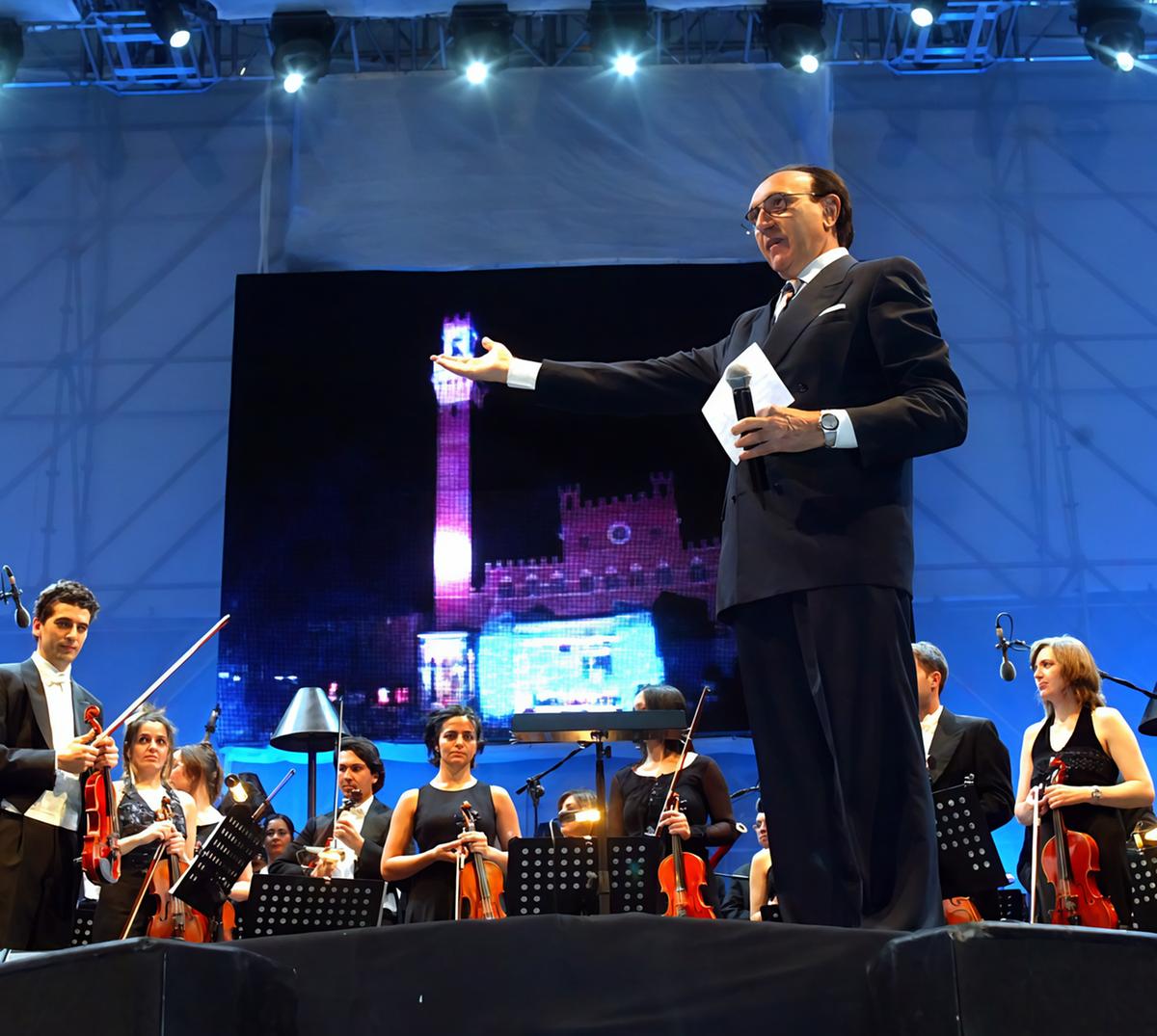 Siena ricorda Pippo Baudo . Nel 2003 presentò il concerto di beneficenza in Piazza del Campo