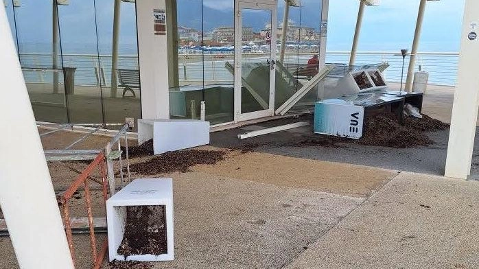 Gli arredi dell’ex bar del pontile di Lido di Camaiore devastati dal maltempo Gli arredi dell’ex bar del pontile di Lido di Camaiore devastati dal maltempo