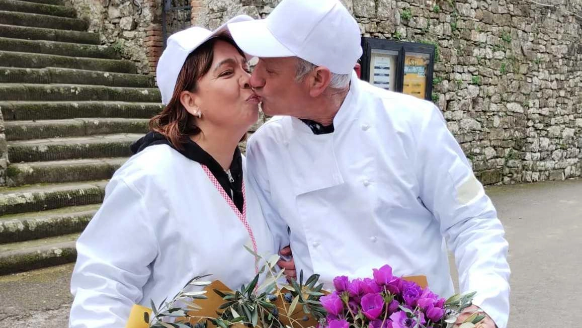 Un intero borgo a preparare frittelle. Si celebra oggi a Montefioralle la sagra della frittella che vede gli abitanti...