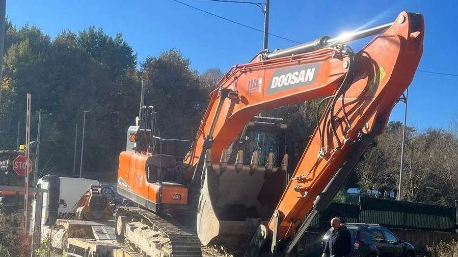 L’arrivo dei mezzi nel cantiere del Felettino, utilizzati. per la pulizia delle aree L’arrivo dei mezzi nel cantiere del Felettino, utilizzati. per la pulizia delle aree