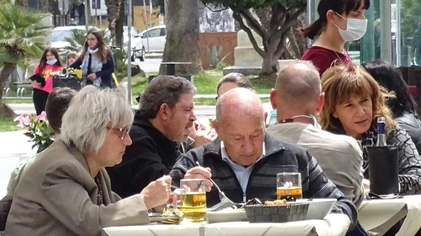 In Versilia, locali e alberghi faticano a trovare personale per la stagione estiva a causa di contratti non rispettati e cambi culturali.