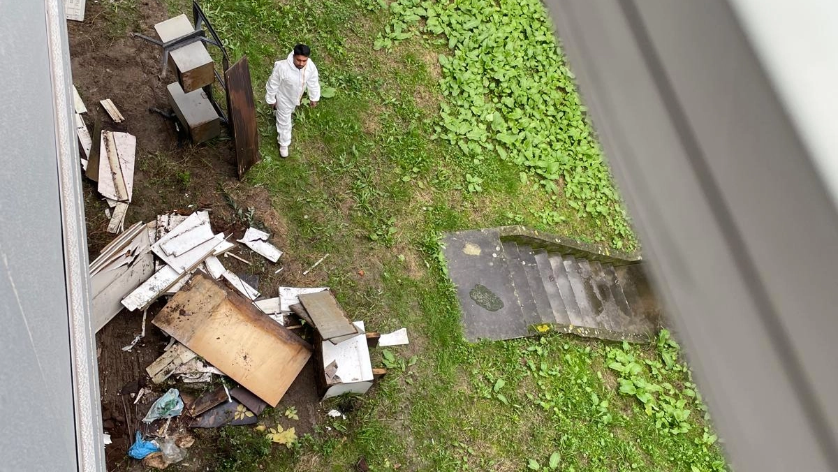 La discarica all’esterno del tribunale: è cominciata la rimozione