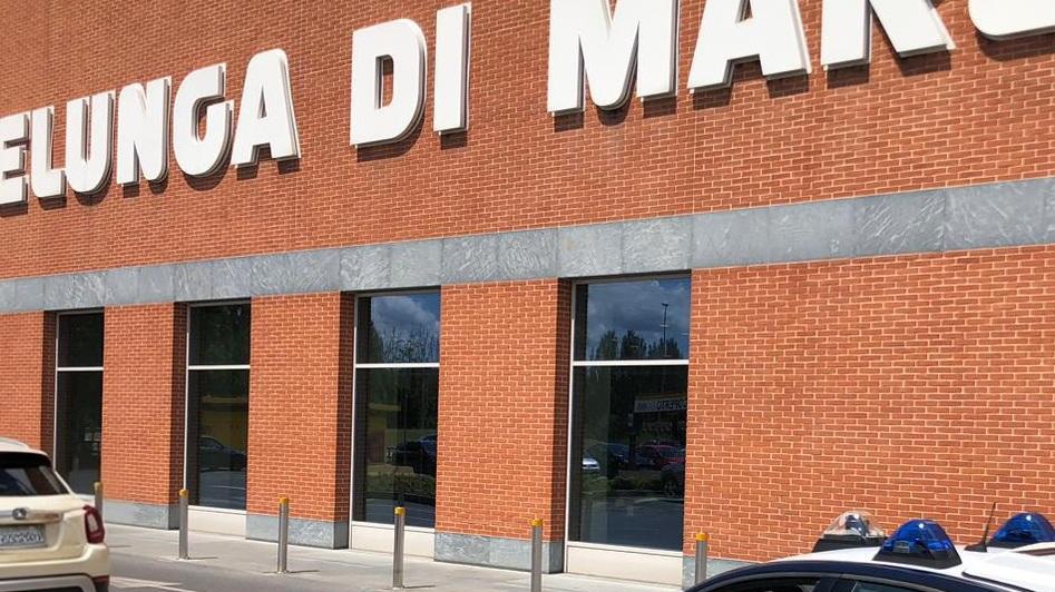 Ladro in trappola. Sorpreso a rubare merce per 3000 euro Ladro in trappola. Sorpreso a rubare merce per 3000 euro