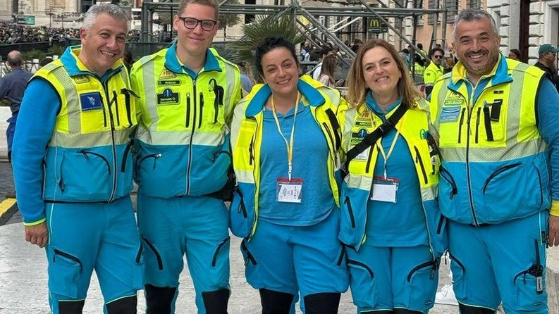 La squadra dei volontari aretini impegnati nei servizi in piazza San Pietro