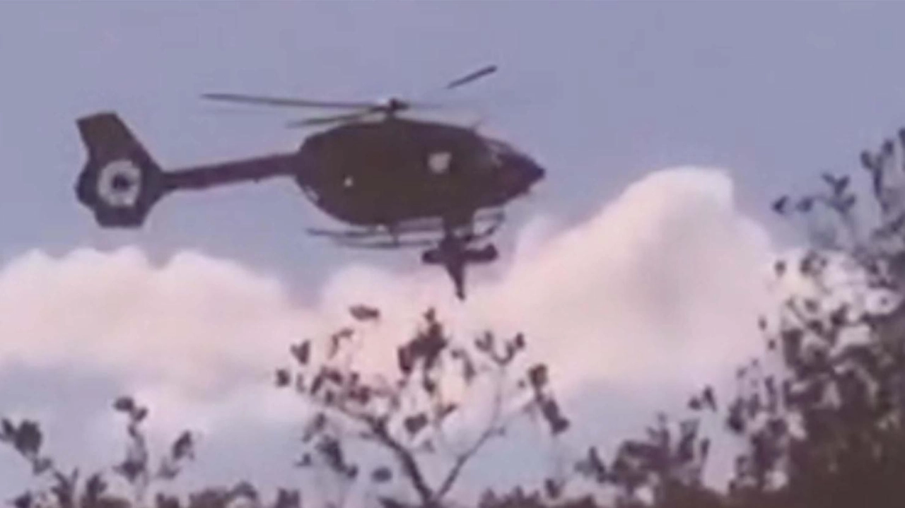 Il momento in cui l’uomo viene. issato a bordo dell’elisoccorso da un punto impervio del bosco. indicato con le coordinate dei cartelli posizionati dall’Atc3 Siena Nord