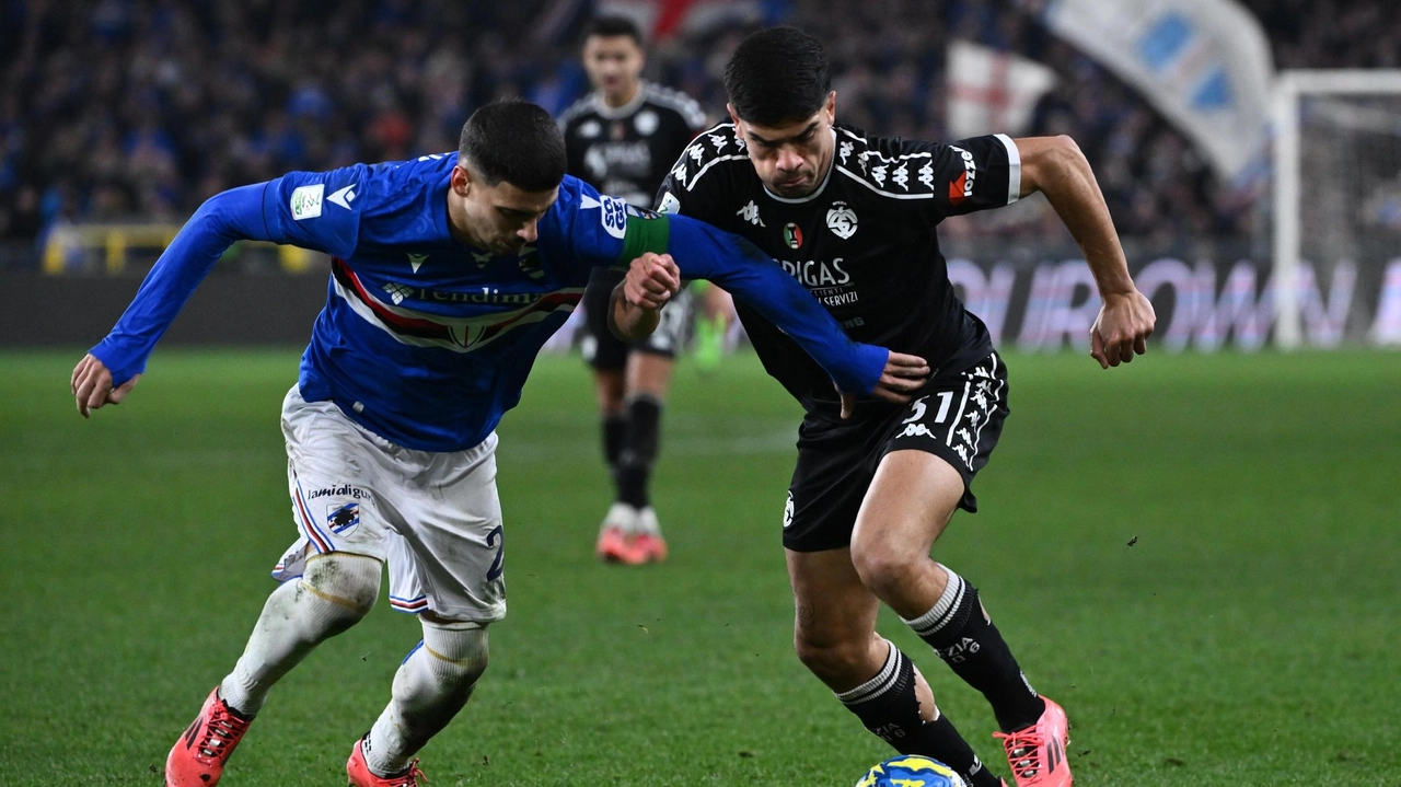 Un contrasto fra Aurelio e De Paoli nel derby di andata Sampdoria-Spezia giocato nel dicembre scoso