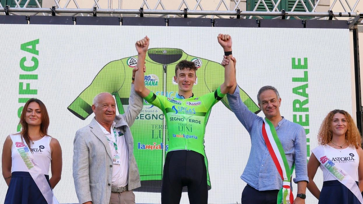 Il leader Seff Van Kerckhove (Belgio) sul palco a Fivizzano