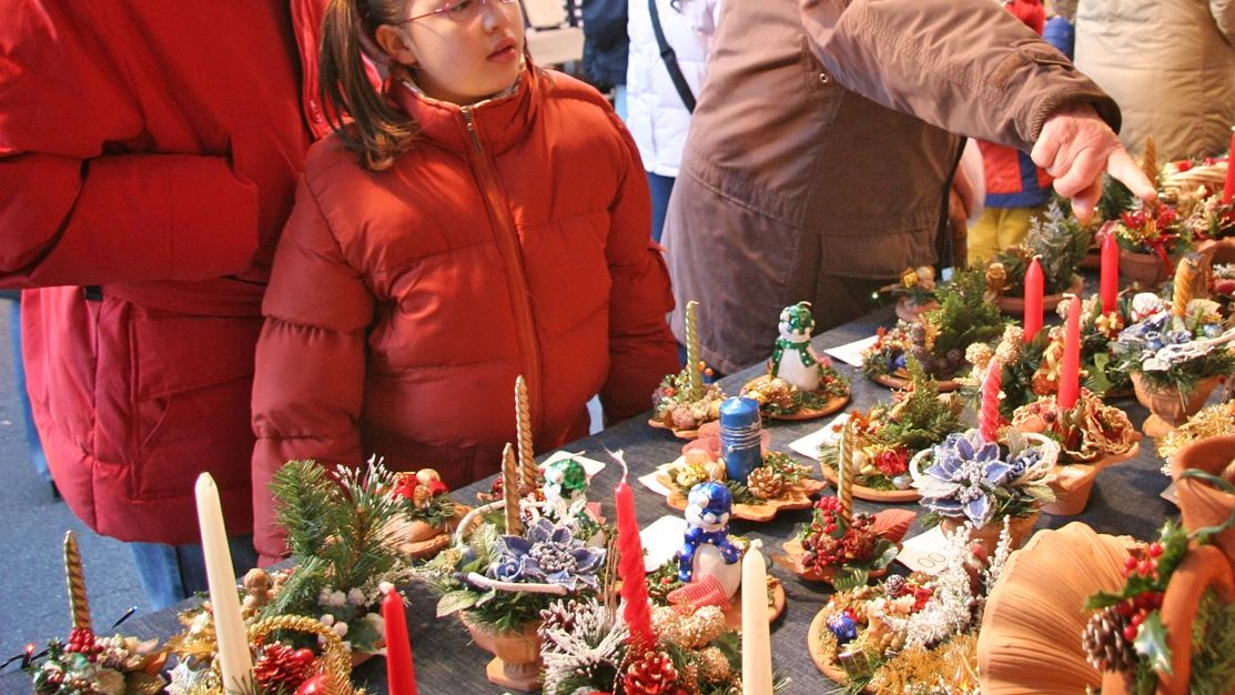 Alcune idee regalo di Natale in un mercatino artigianale (. foto d’archivio Alcune idee regalo di Natale in un mercatino artigianale (. foto d’archivio