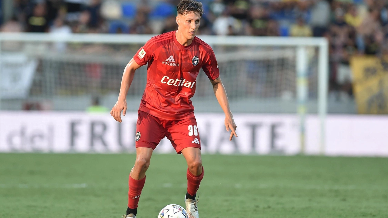 Nella foto Gabriele Piccinini, 22 gettoni, impreziositi dalla gioia del primo gol in cadetteria contro il Cittadella. Qui contro il Frosinone. (. foto Alive Nella foto Gabriele Piccinini, 22 gettoni, impreziositi dalla gioia del primo gol in cadetteria contro il Cittadella. Qui contro il Frosinone. (. foto Alive