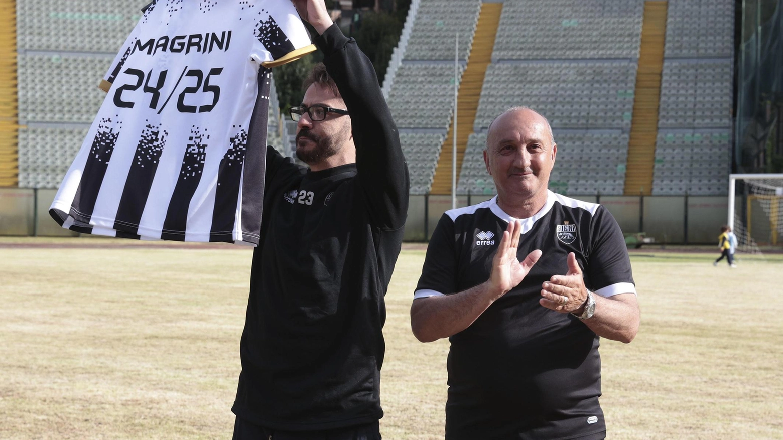Il presidente del Siena annuncia il rinnovo del contratto del tecnico Lamberto Magrini, elogiato dai tifosi per il successo della squadra. Magrini si dice fiducioso per il futuro e ringrazia per l'affetto ricevuto dalla città.