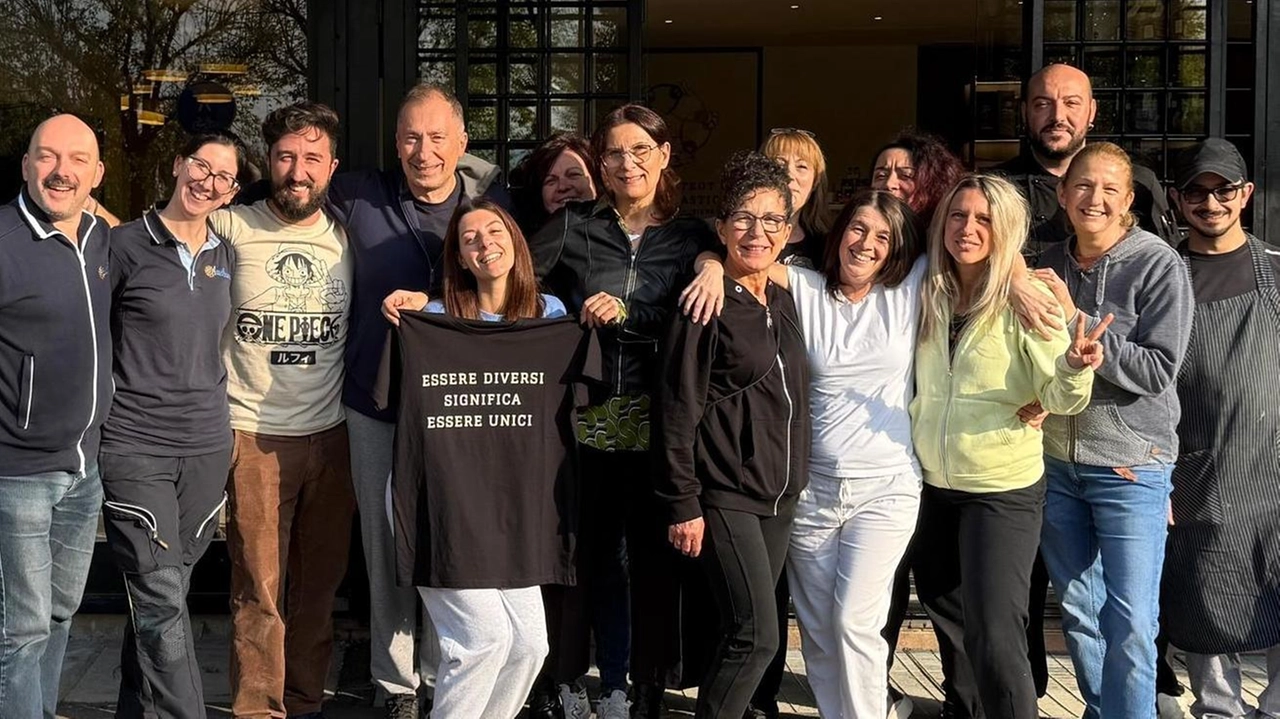 Lo staff del nuovo bistrot composto da sette ragazzi. con disabilità Lo staff del nuovo bistrot composto da sette ragazzi. con disabilità