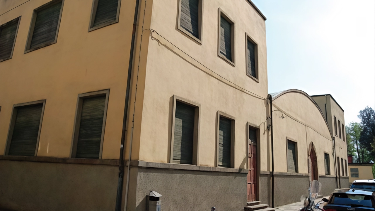 Addio vecchio istituto Giorgi a cui sono legati i ricordi di generazioni di lucchesi. La sede storica della scuola superiore è ora ufficialmente in vendita Addio vecchio istituto Giorgi a cui sono legati i ricordi di generazioni di lucchesi. La sede storica della scuola superiore è ora ufficialmente in vendita