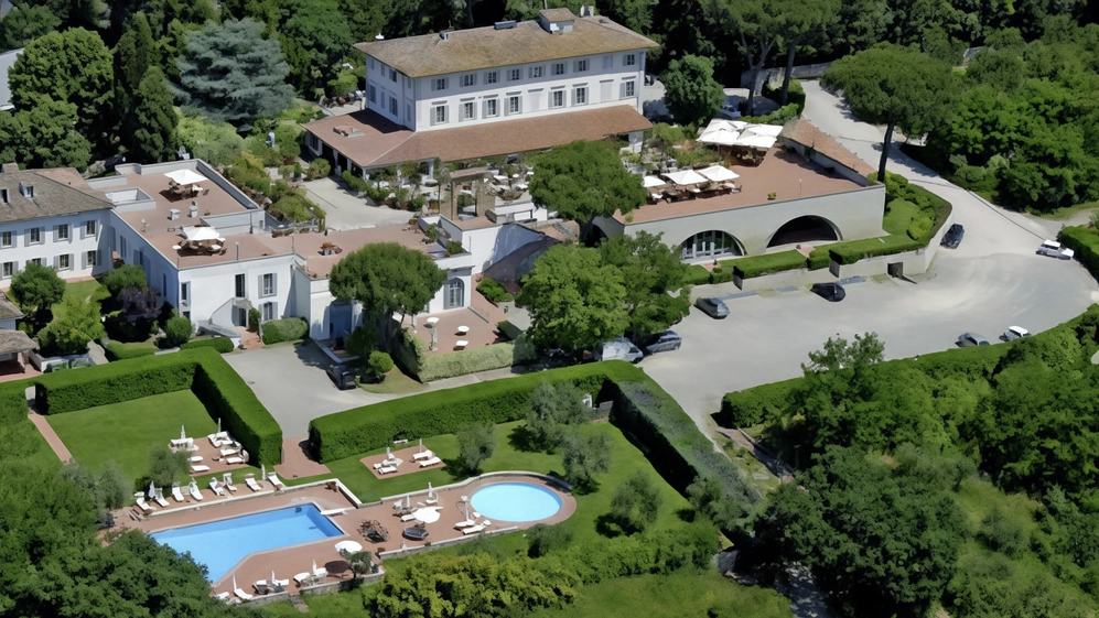 Una vista dall’alto dell’hotel Garden e di alcune delle strutture accessorie, sul versante che guarda verso il profilo della città Una vista dall’alto dell’hotel Garden e di alcune delle strutture accessorie, sul versante che guarda verso il profilo della città