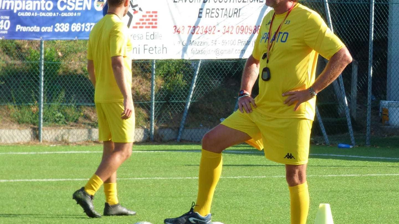 Maurizio Ridolfi, tecnico dell’Ac Prato, durante una seduta d’allenamento Maurizio Ridolfi, tecnico dell’Ac Prato, durante una seduta d’allenamento