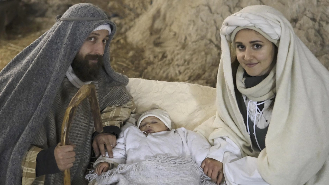 Un percorso di circa 1 km nel borgo medievale, un centinaio di figuranti e più di 30 stazioni tematiche. Tra le novità il suggestivo castello di Erode. Domani la visita del vescovo diocesano alla Natività del paese. Un percorso di circa 1 km nel borgo medievale, un centinaio di figuranti e più di 30 stazioni tematiche. Tra le novità il suggestivo castello di Erode. Domani la visita del vescovo diocesano alla Natività del paese.