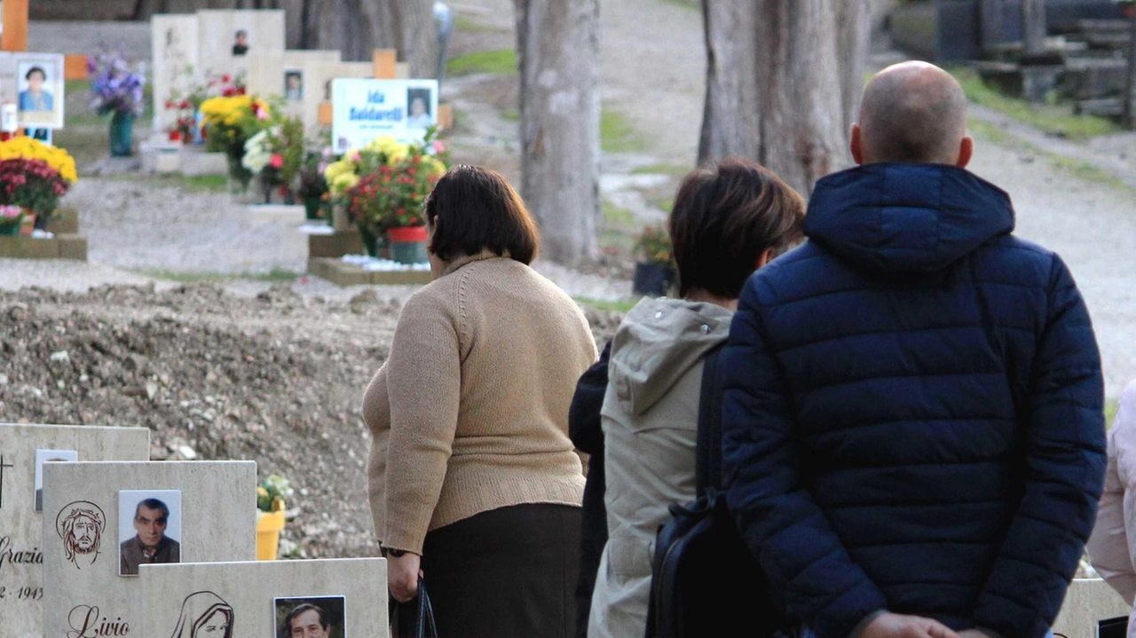 La gestione delle turnazioni nei cimiteri comunali di Siena monitorata e regolata per garantire un'organizzazione efficace delle sepolture. La gestione delle turnazioni nei cimiteri comunali di Siena monitorata e regolata per garantire un'organizzazione efficace delle sepolture.