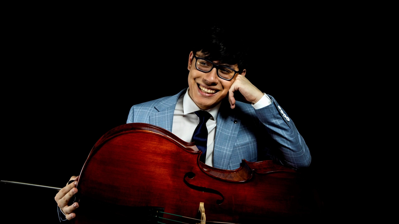Zlatomir Fung, per l'illustre rivista americana “Bachtrack” è uno di quei rari musicisti con un tocco da re Mida, capace di avvolgere ogni partitura di un’aura dorata quasi palpabile