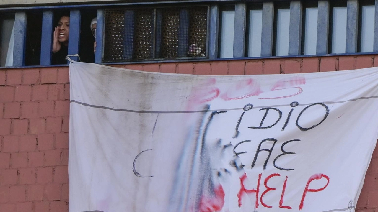 La protesta dello scorso luglio a Sollicciano, dove furono date alle fiamme due sezioni per i detenuti definitivi. A scatenare la rivolta il suicidio di un detenuto La protesta dello scorso luglio a Sollicciano, dove furono date alle fiamme due sezioni per i detenuti definitivi. A scatenare la rivolta il suicidio di un detenuto