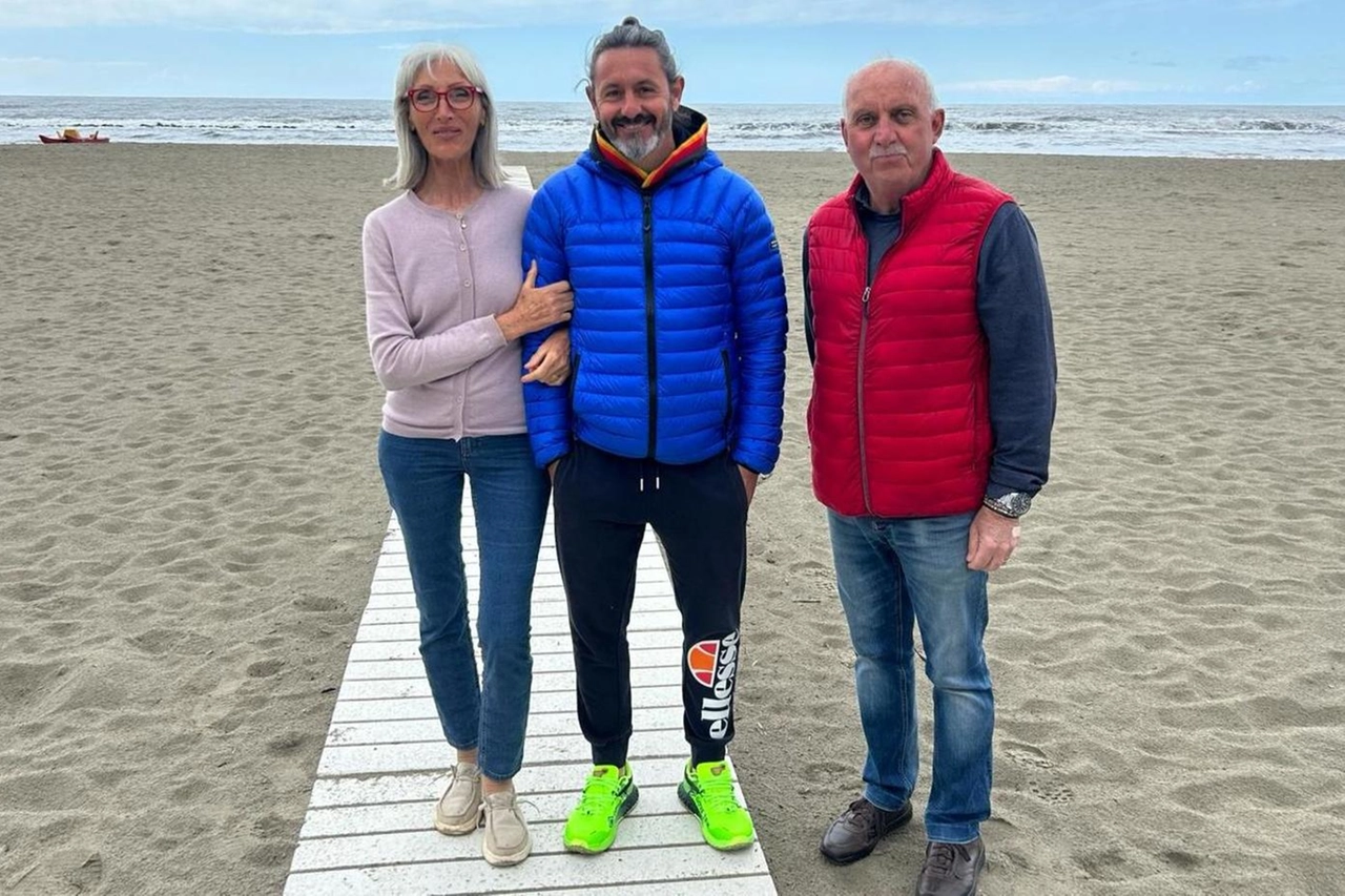 Itala Tenerani del Bagno Nuovo Lido, e presidente del Consorzio Balneari Massa, con il bagnino del Miami Fabrizio Pieroni e il titolare della spiaggia dell’Associazione Marinai Franco Migliorini