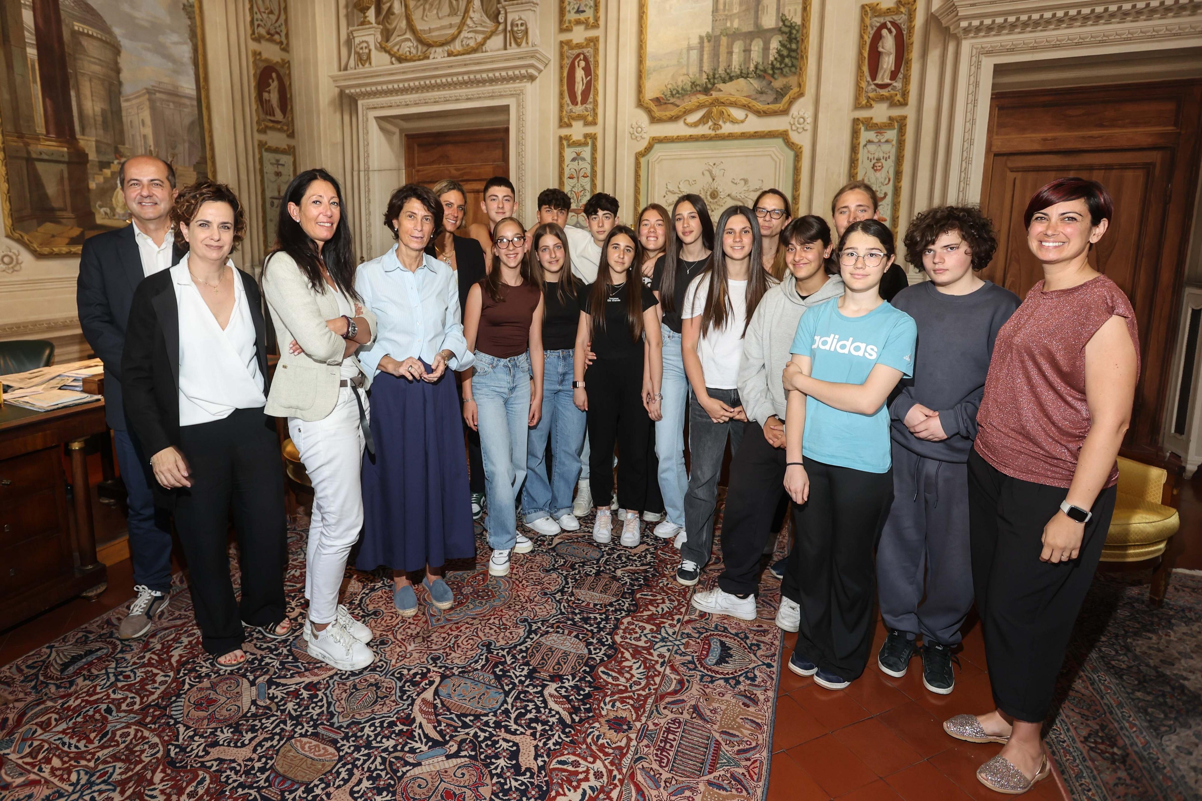 https://www.lanazione.it/image-service/view/acePublic/alias/contentid/NDFlZDI3ODctNzBkOC00/0/la-classe-iii-a-del-dante-alighieri-di-incisa-incontra-la-prefetta-francesca-ferrandino-foto-cabras-new-press-photo.jpeg